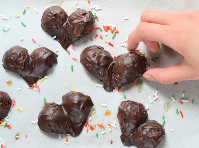 Bustle: Chocolate-Covered Strawberry Hearts